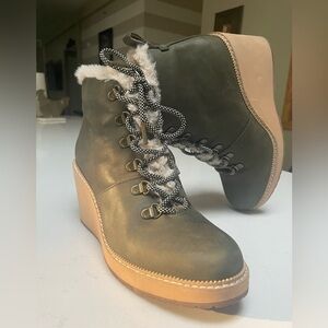 Toms Dark Green Wedge Boots with Tan Sole
